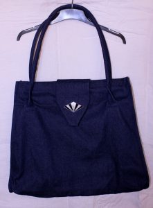 Didelė rankinė su pakietintom rankenom. Džinsas, pamušalas, vintažinė užsegimo detalė.